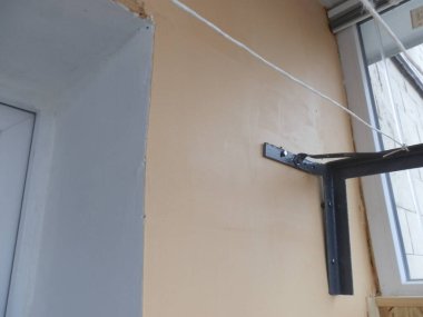 Yeni inşaat malzemeleriyle yenilenmiş ve bitmiş balkon.