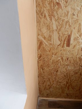 Yeni inşaat malzemeleriyle yenilenmiş ve bitmiş balkon.