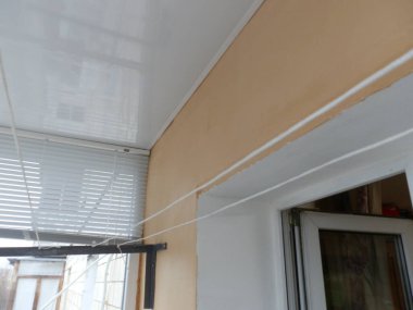 Yeni inşaat malzemeleriyle yenilenmiş ve bitmiş balkon.
