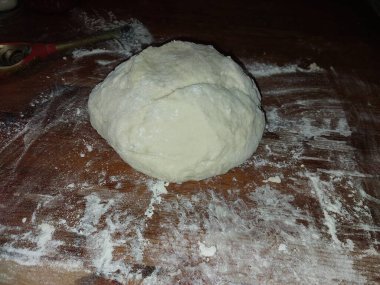 Buruşuk un hamuru masanın üzerinde.