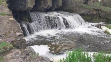 Nehirde akan yapay şelale