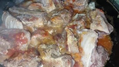 Tavada dana pirzolası pişiriyorum.