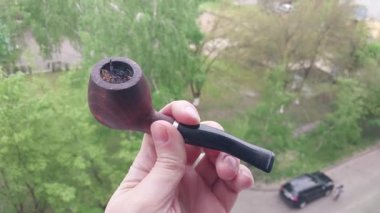 Filtresiz sigara içmek.