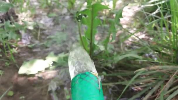 Bahçeyi Sulayan Bir Hortumdan Akıyor — Stok video