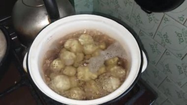 Yeni patatesler tencerede kaynatıldı.