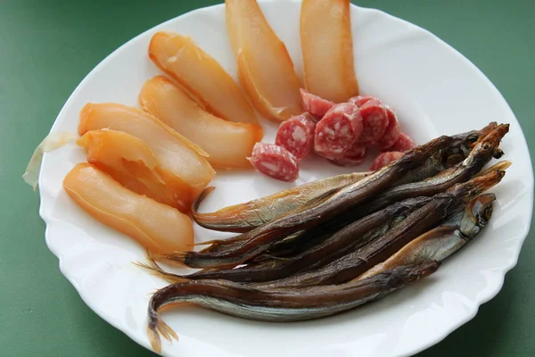 肉魚は皿の上で魚介類をスライス — ストック写真