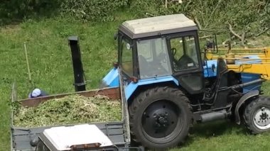 KYIV, UKRAINE - 14 Haziran 2023: Kesilen bir ağacın traktör kolu ezicisi