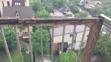 Şehir manzarasında yağmur yağıyor.