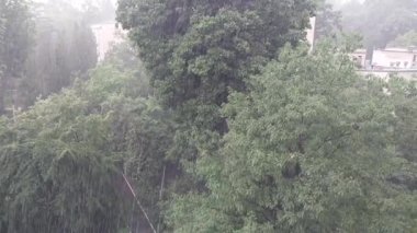 Şehir manzarasında yağmur yağıyor.