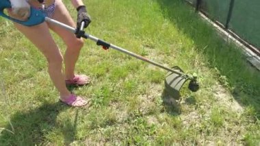 Kesici çimlerin üzerinde çim biçer