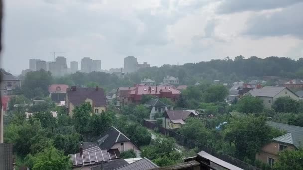 Şehir Manzarasında Yağmur Yağıyor — Stok video