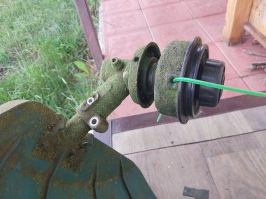 Bahçedeki çim biçme makinesinin tamiri