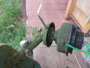 Bahçedeki çim biçme makinesinin tamiri