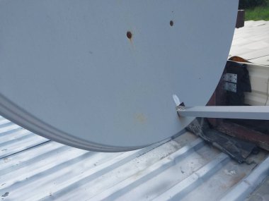 Televizyon izlemek için uydu anteni kuruyorum.