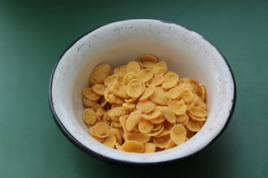 Kahvaltıda mısır gevreği.