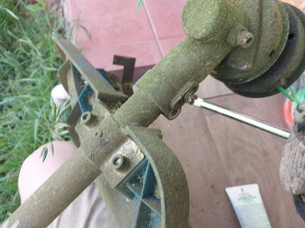 Repair of a grass trimmer in a the garden