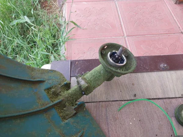 Réparation Une Tondeuse Dans Jardin — Photo