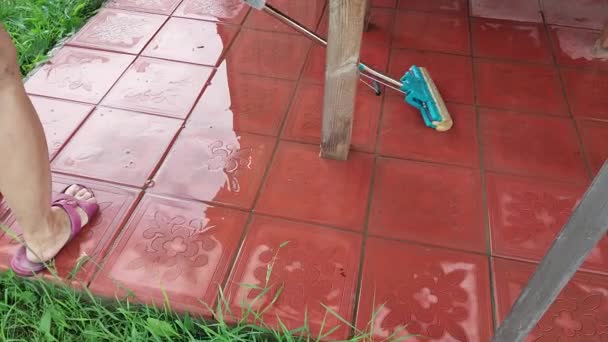 Limpeza Chão Telha Após Chuva Com Uma Esfregona — Vídeo de Stock