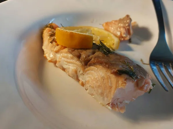 Μαγειρεύοντας Κόκκινο Σολομό Ψάρι Λεμόνι Και Ελαιόλαδο — Φωτογραφία Αρχείου