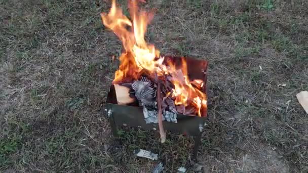 烧烤炉用金属炉 用于燃点木柴 — 图库视频影像