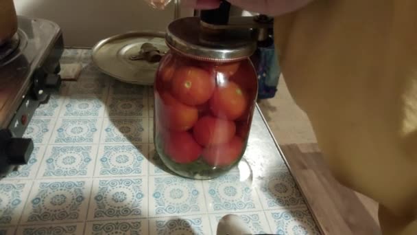 冬のための新鮮なトマトと瓶のキーツイスト — ストック動画