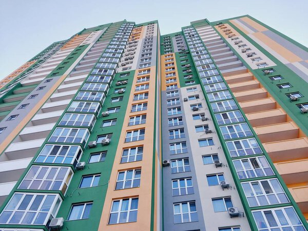 КИЕВ, Украина - 25 сентября 2023 года: Фасад многоэтажного жилого дома