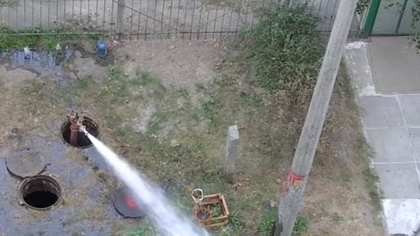 Wasser Ergießt Sich Aus Einem Feuerwehrhydranten Auf Die Straße — Stockvideo