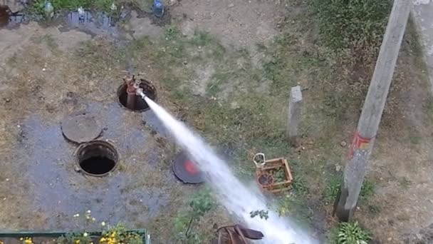 通りの消火栓から水を汲み上げる — ストック動画