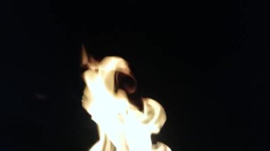 Ateş geceleri yanar.