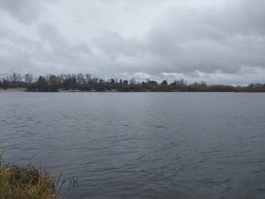 Sonbahar nehrinin soğuk manzarası