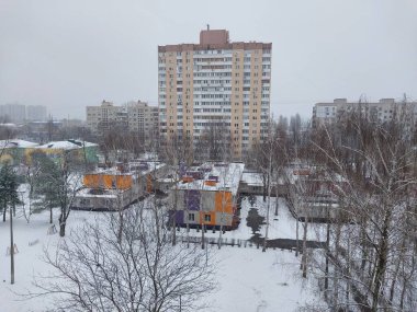Şehir bloğunun karlı manzarası