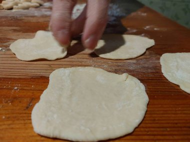 Ürünleri un yapmak için hamur karıştırma ve kesme