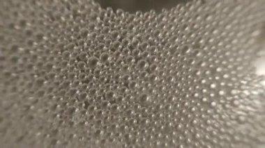 Bir bardak şampanya kabarcıklar içinde