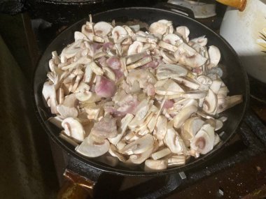 Kızarmış jülyen hazırlıyorum.