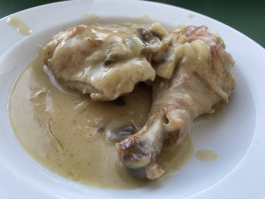 Sarımsak ve krema soslu tavuk pişirmek.