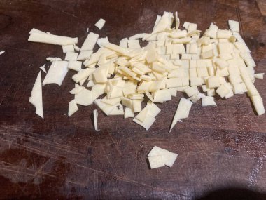 Peynirde sert dilimlenmiş.