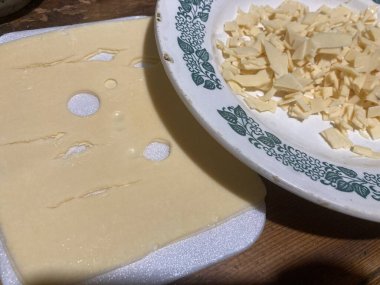 Peynirde sert dilimlenmiş.