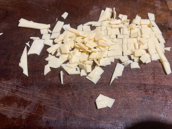 Peynirde sert dilimlenmiş.