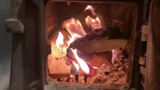 Leña Ardiendo Una Estufa Hierro Fundido — Vídeos de Stock