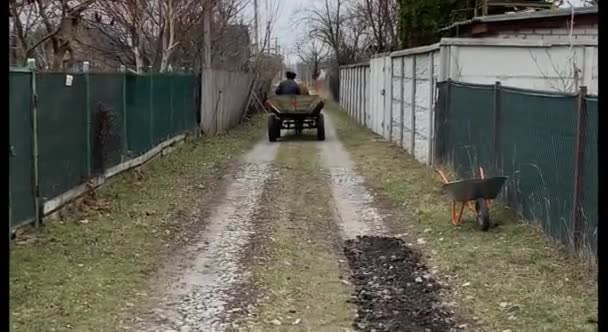 爷爷骑着马送粪肥 — 图库视频影像