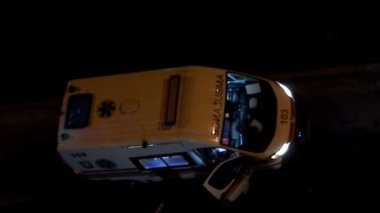 Ambulansta yanıp sönen ışıklar.