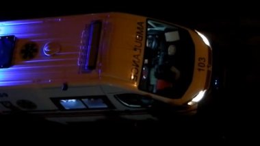 Ambulansta yanıp sönen ışıklar.