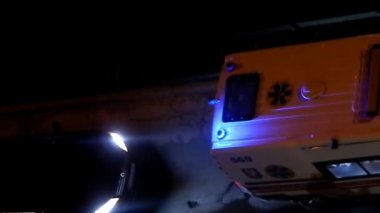 Ambulansta yanıp sönen ışıklar.