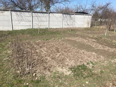 İlkbaharda saban tarafından işlenmiş toprak.