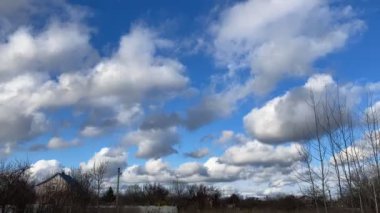 Bulutlar gökyüzünde hızla süzülür