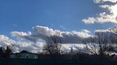 Bulutlar gökyüzünde hızla süzülür