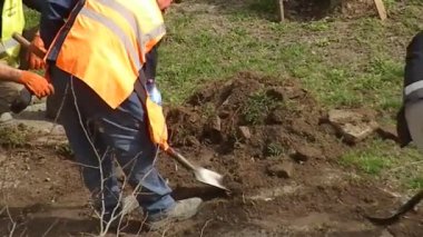 KYIV, UKRAINE - 1 Nisan 2024: Bölgede araçlarla çalışan işçiler