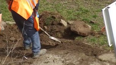 KYIV, UKRAINE - 1 Nisan 2024: Bölgede araçlarla çalışan işçiler