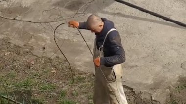 KYIV, UKRAINE - 1 Nisan 2024: Bölgede araçlarla çalışan işçiler