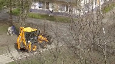 KYIV, UKRAINE - 1 Nisan 2024: Ekipmanlı işçiler tarafından asfalt döşeme